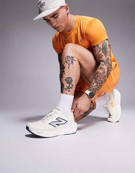 https://images.asos-media.com/products/new-balance-more-hardloopschoenen-in-gebroken-wit/207097775-1-cream?$n_750w$&wid=750&fit=constrain