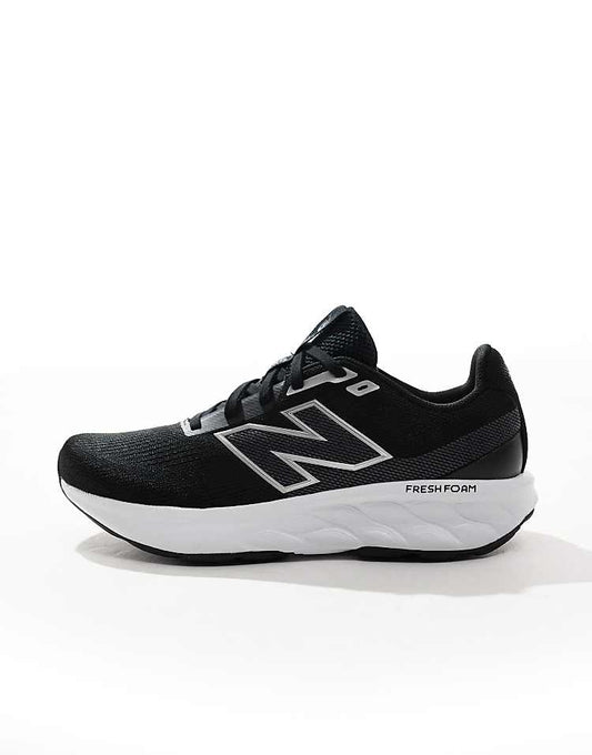 https://images.asos-media.com/products/new-balance-520-hardloopschoenen-in-zwart-en-wit/207097789-2?$n_750w$&wid=750&fit=constrain