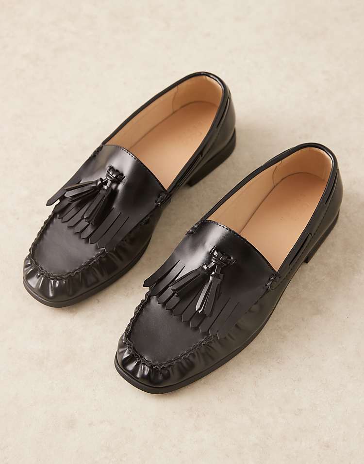 https://images.asos-media.com/products/asos-design-penny-loafers-in-black-with-fringing/207419744-3?$n_750w$&wid=750&fit=constrain