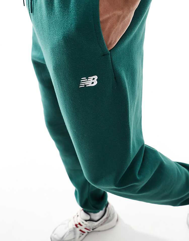 https://images.asos-media.com/products/new-balance-sport-essentials-fleece-jogger-in-green/207821274-3?$n_750w$&wid=750&fit=constrain