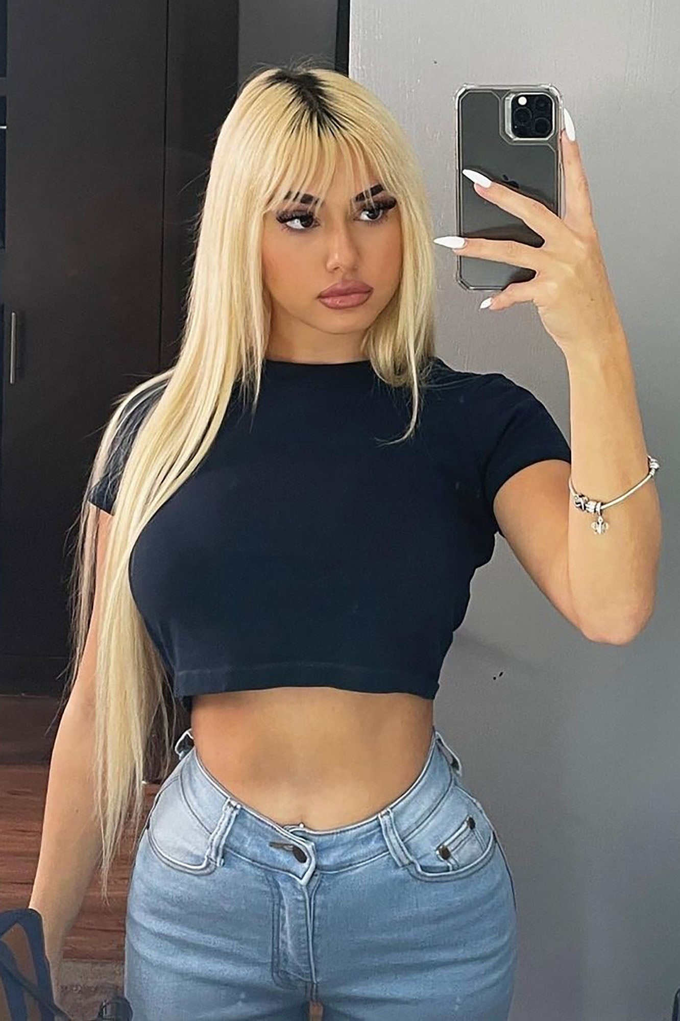 https://cdn.shopify.com/s/files/1/0293/9277/products/RobinCropTop-Black_2__MER.jpg?v=1670457819