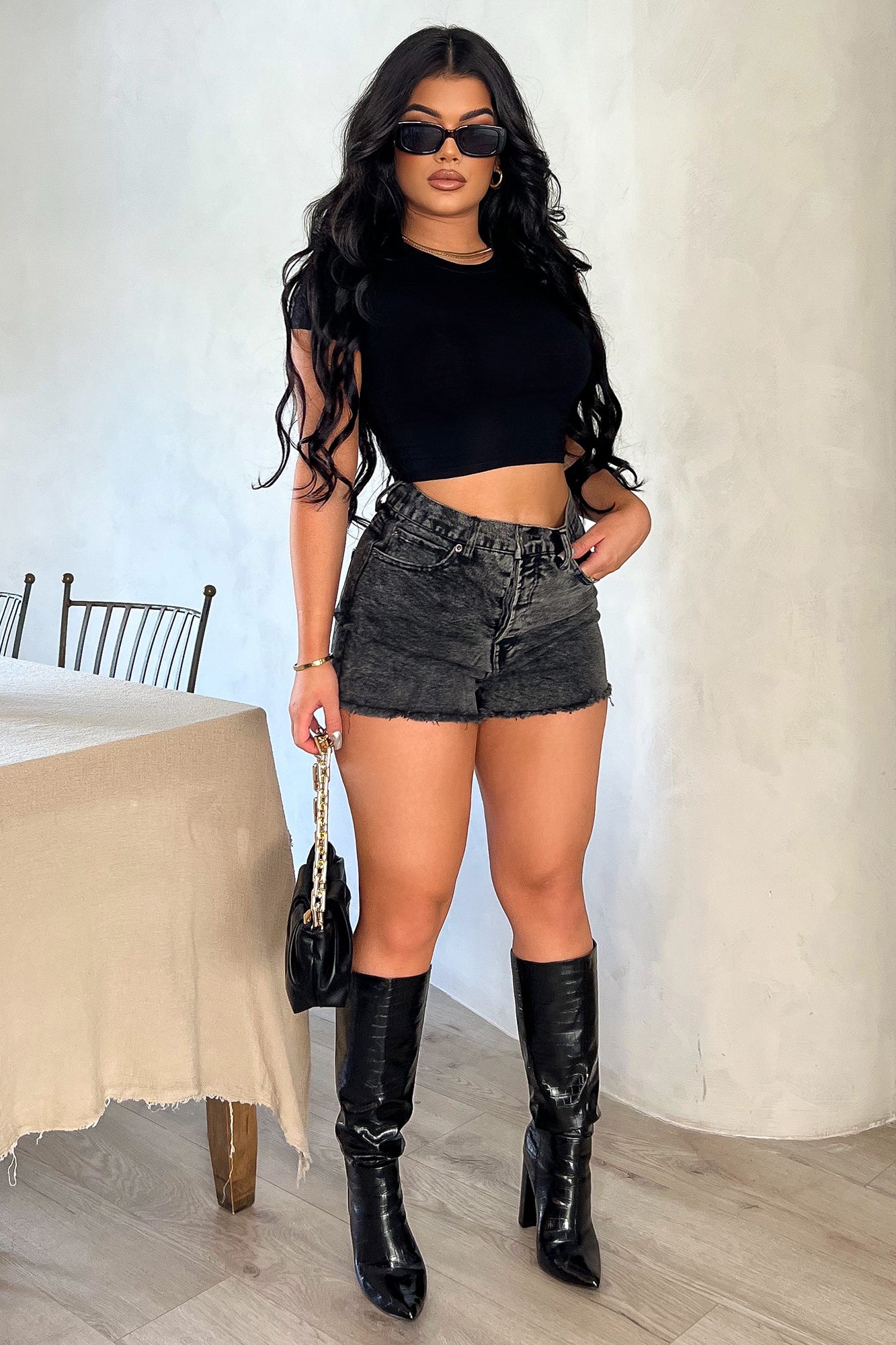 https://cdn.shopify.com/s/files/1/0293/9277/products/RobinCropTop-Black_MER_bf225efe-5700-452a-bc1a-8ac27b51273b.jpg?v=1670457852