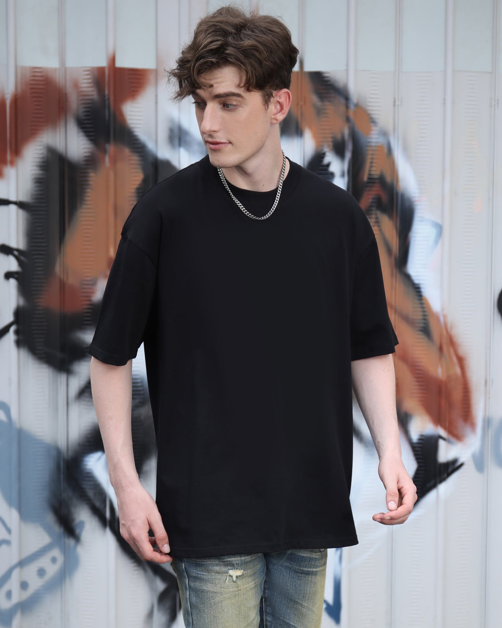 Logeqi black cotton t-shirt in oversized style, perfect for casual wear and street fashion