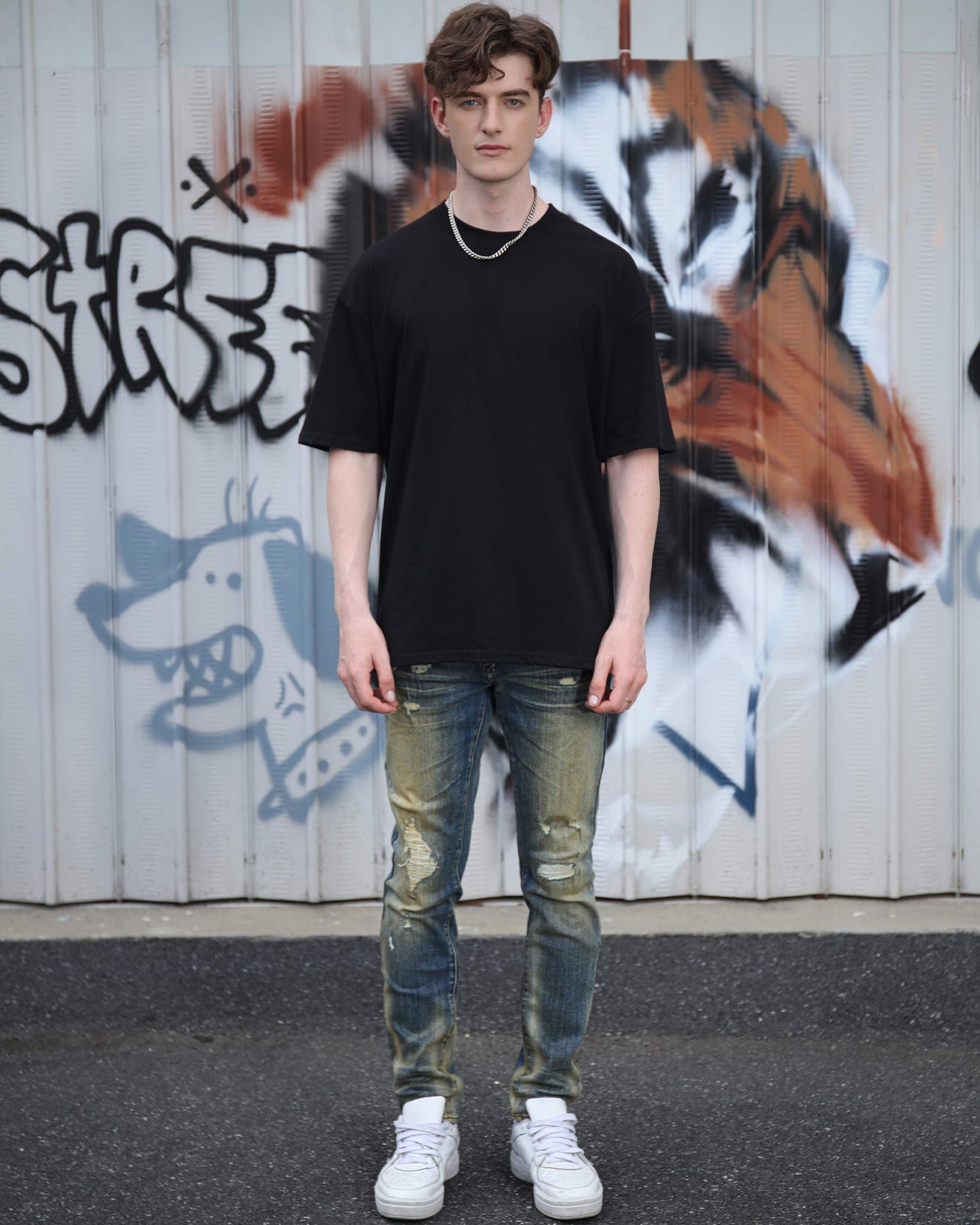 Logeqi black cotton t-shirt featuring an oversized fit paired with distressed jeans