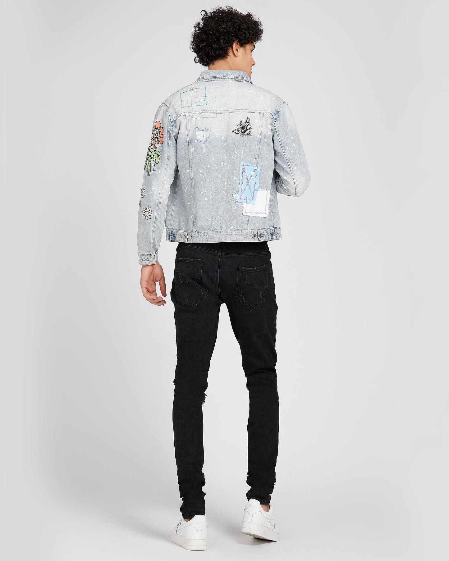 Logeqi casual denim jacket for men with embroidered patches and a faded blue finish