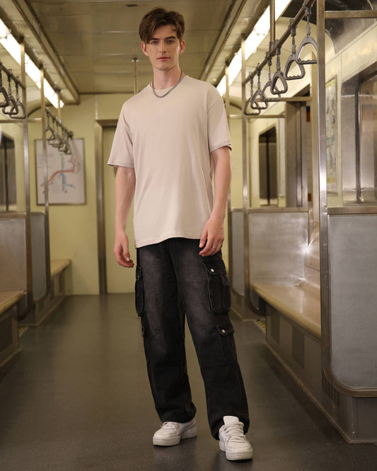Logeqi solid color casual tee paired with stylish cargo pants in a subway setting