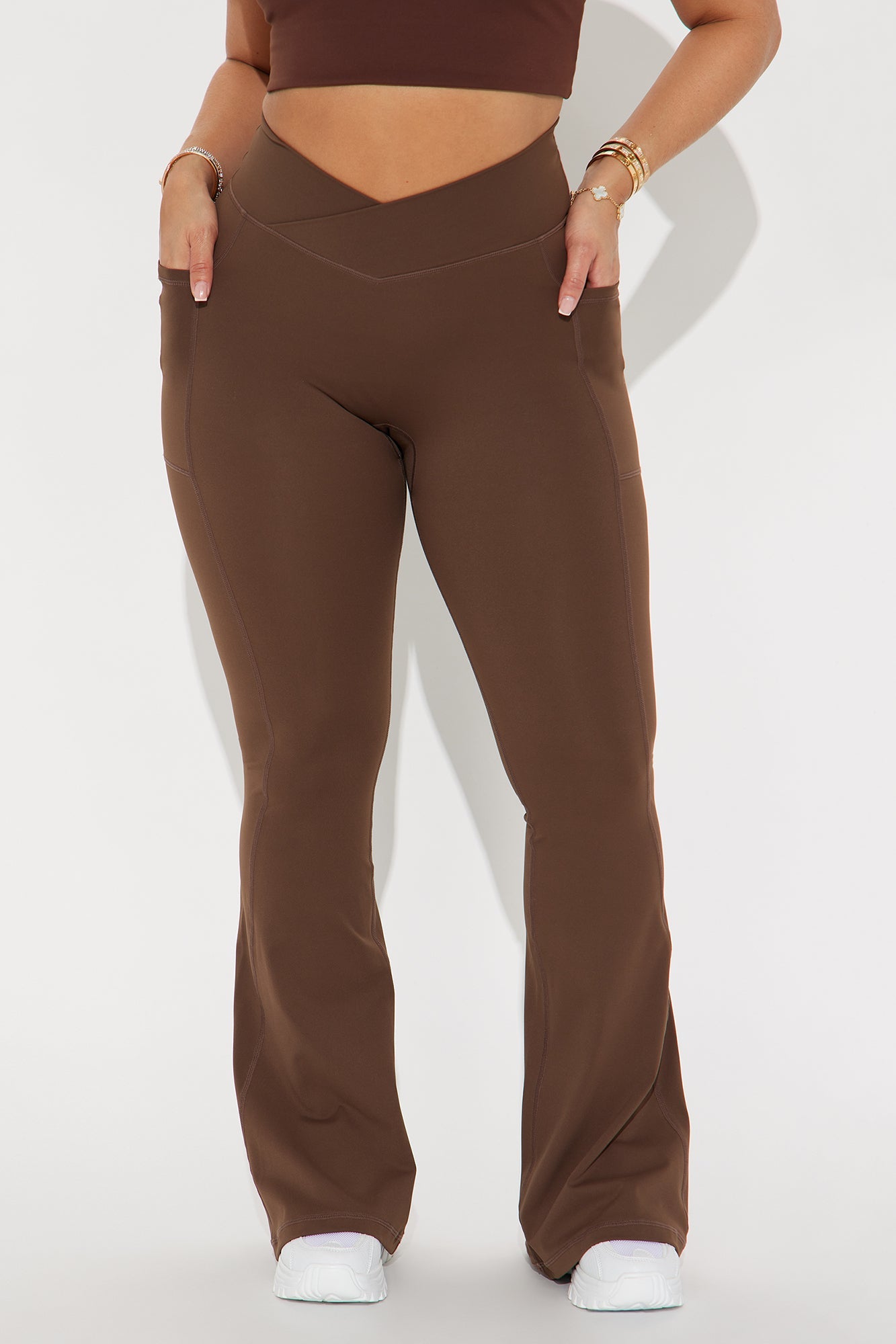 Chocolate brown active leggings with a flattering fit and stylish design for workout enthusiasts