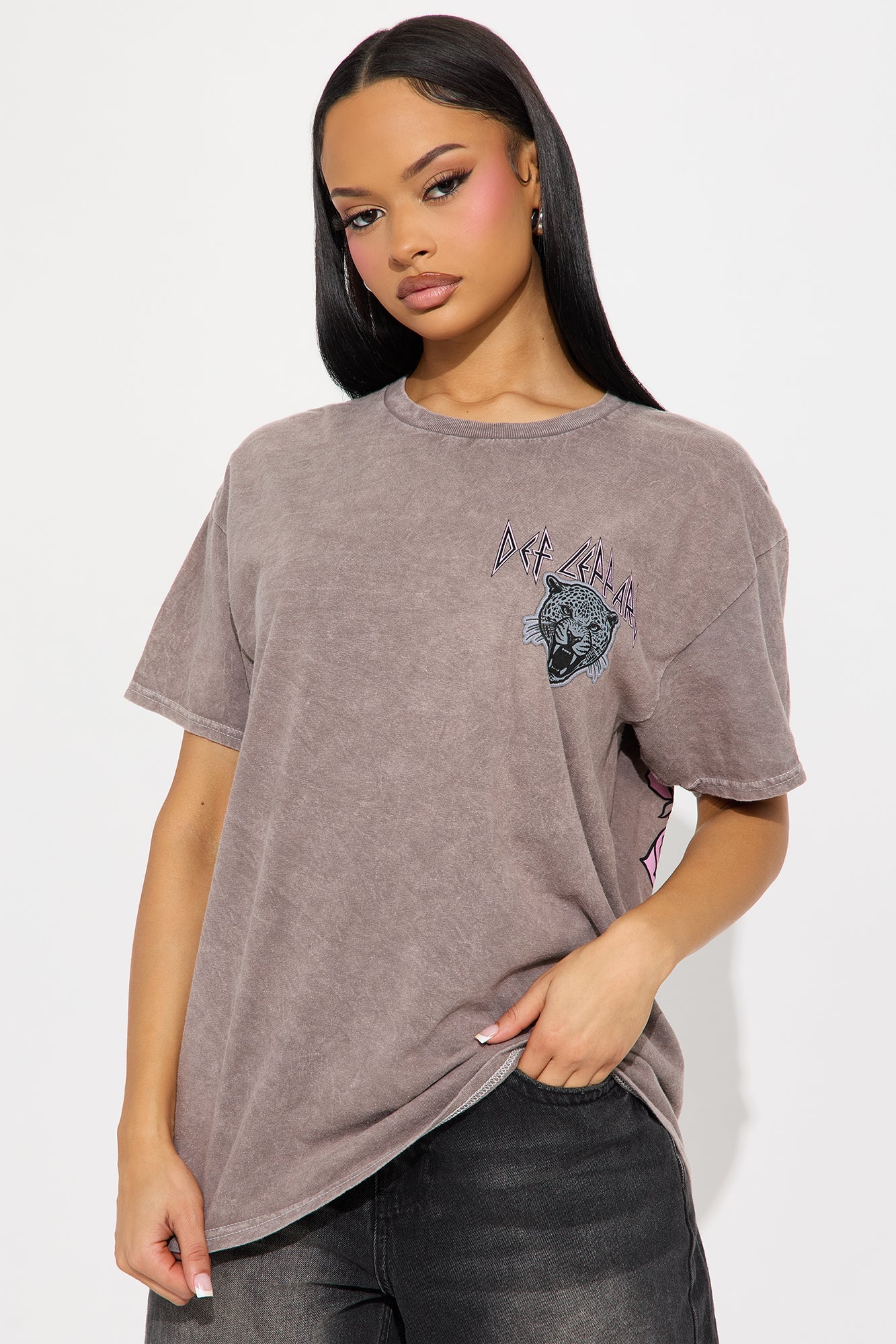 Fashion Nova Def Leppard washed tee in a vintage gray color with graphic design for casual style