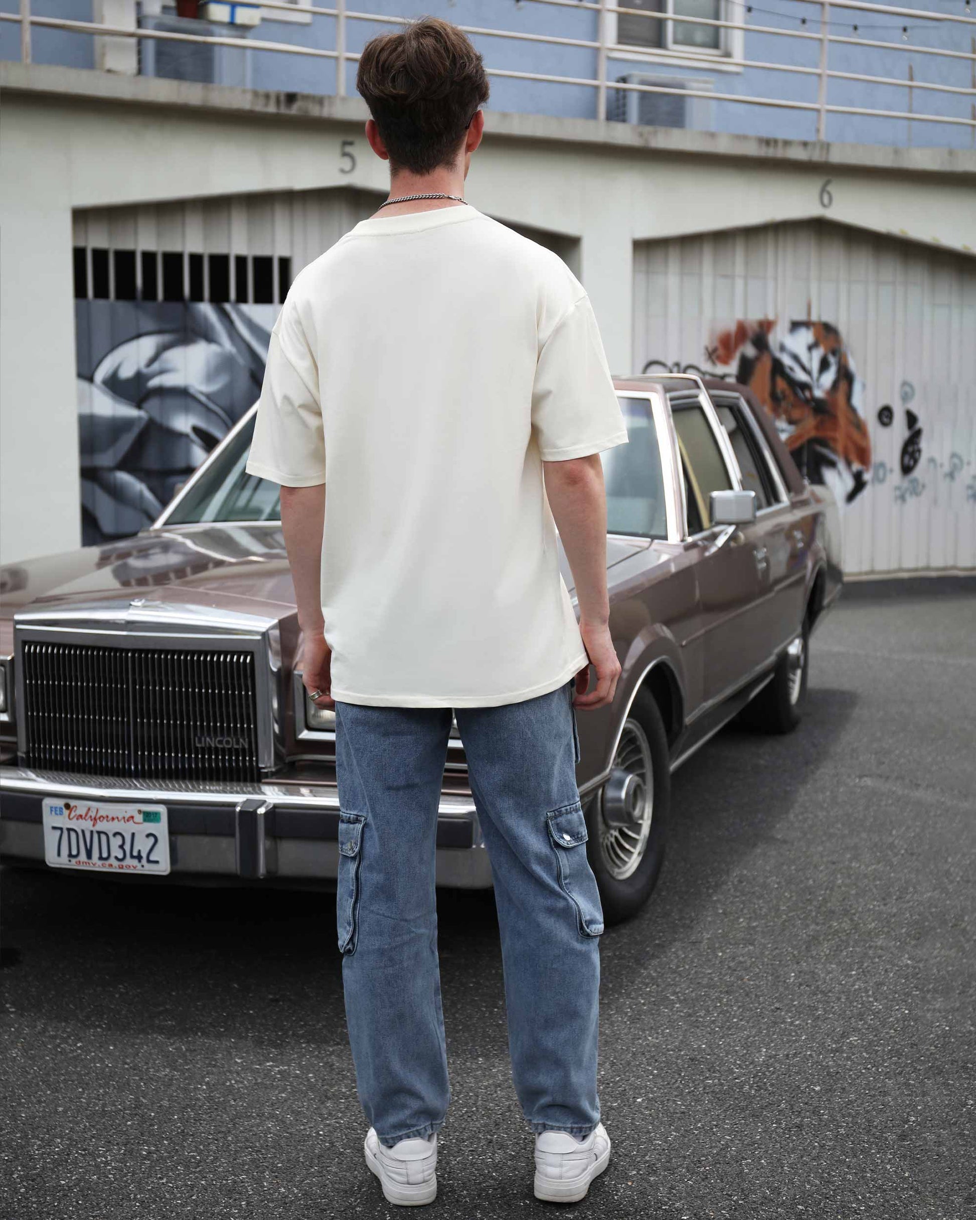 Logeqi essential solid t-shirt in cream color with a relaxed fit, perfect for casual wear