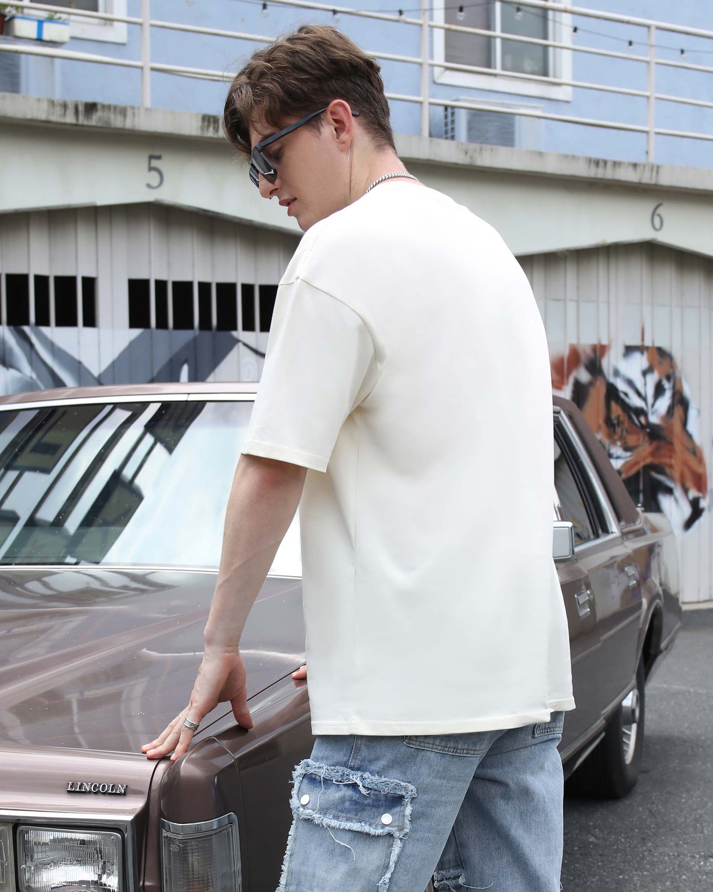 Logeqi essential solid t-shirt in off-white for a relaxed, casual style, perfect for everyday wear