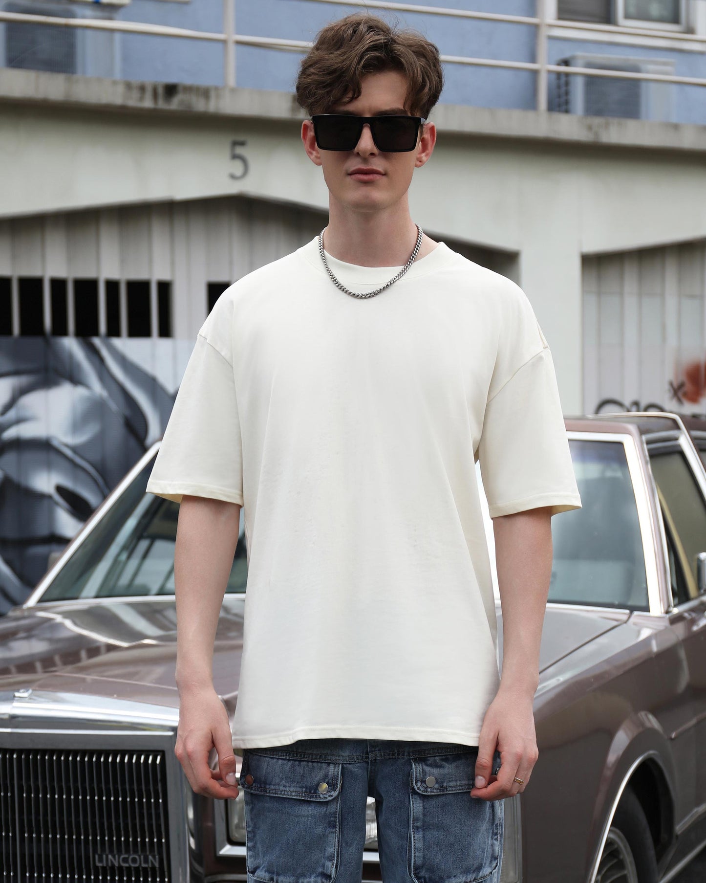 Logeqi essential solid t-shirt in cream color, perfect for casual everyday wear