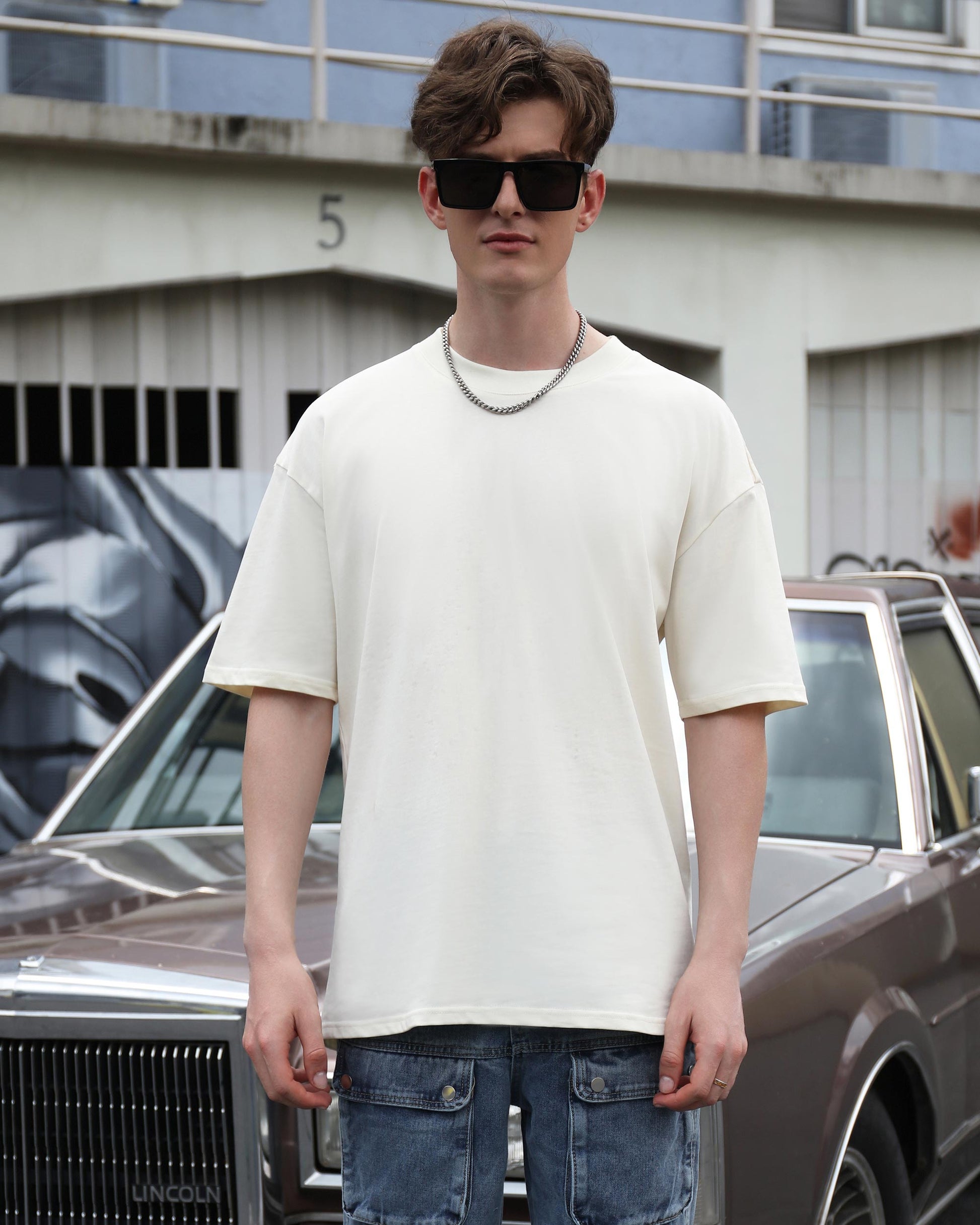 Logeqi essential solid t-shirt in cream color, perfect for casual everyday wear