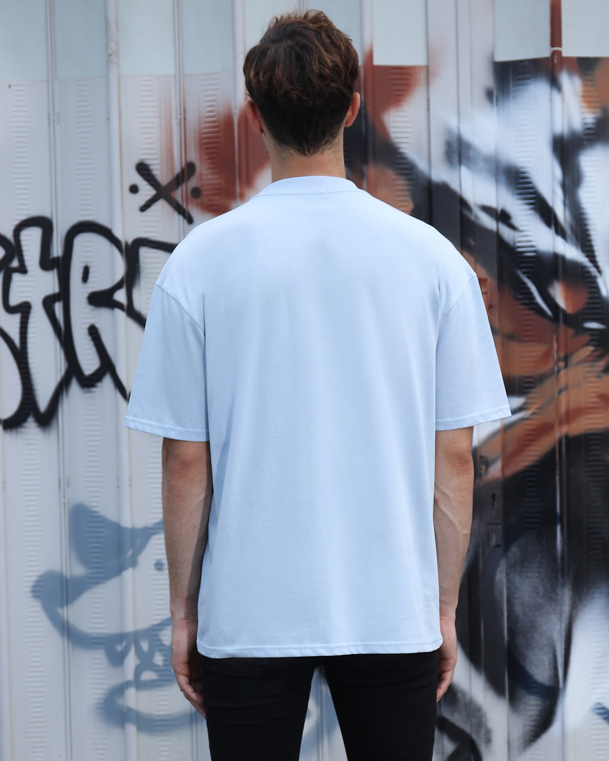 Logeqi essential solid t-shirt in light blue, featuring a relaxed fit and comfortable material