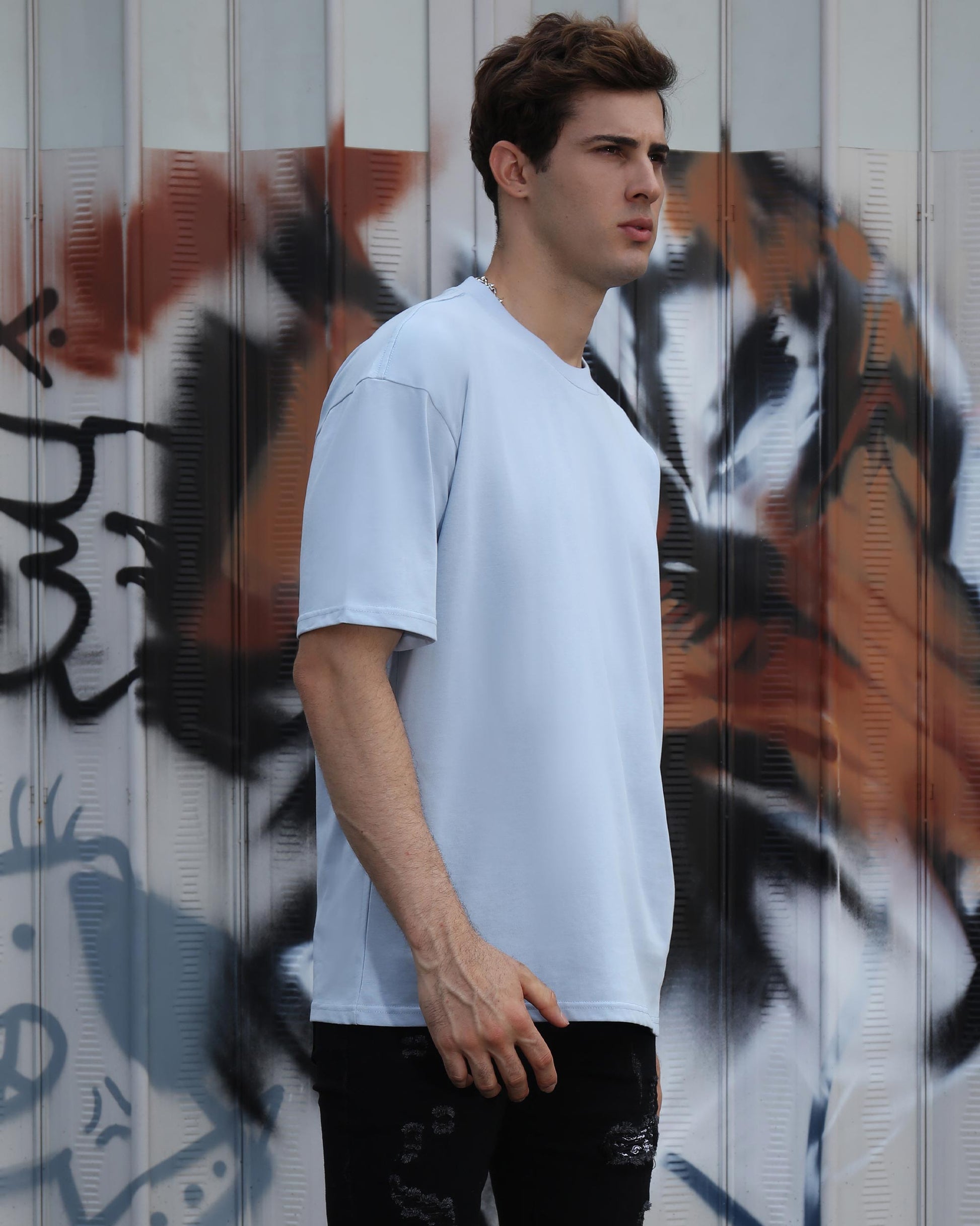 Logeqi essential solid t-shirt in light blue, featuring a comfortable oversized fit for casual wear