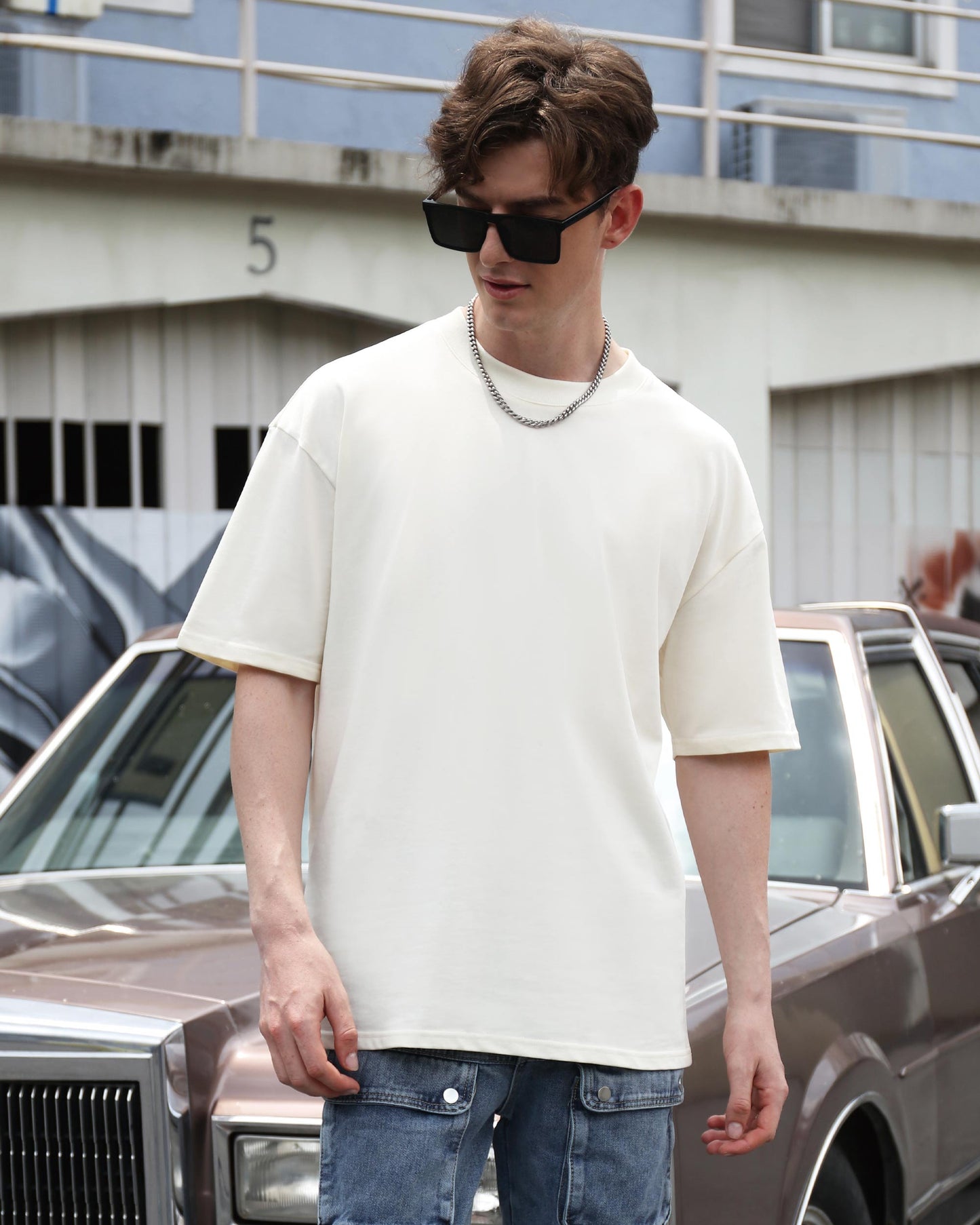 Logeqi essential solid t-shirt in beige, featuring an oversized fit and relaxed style for casual wear.