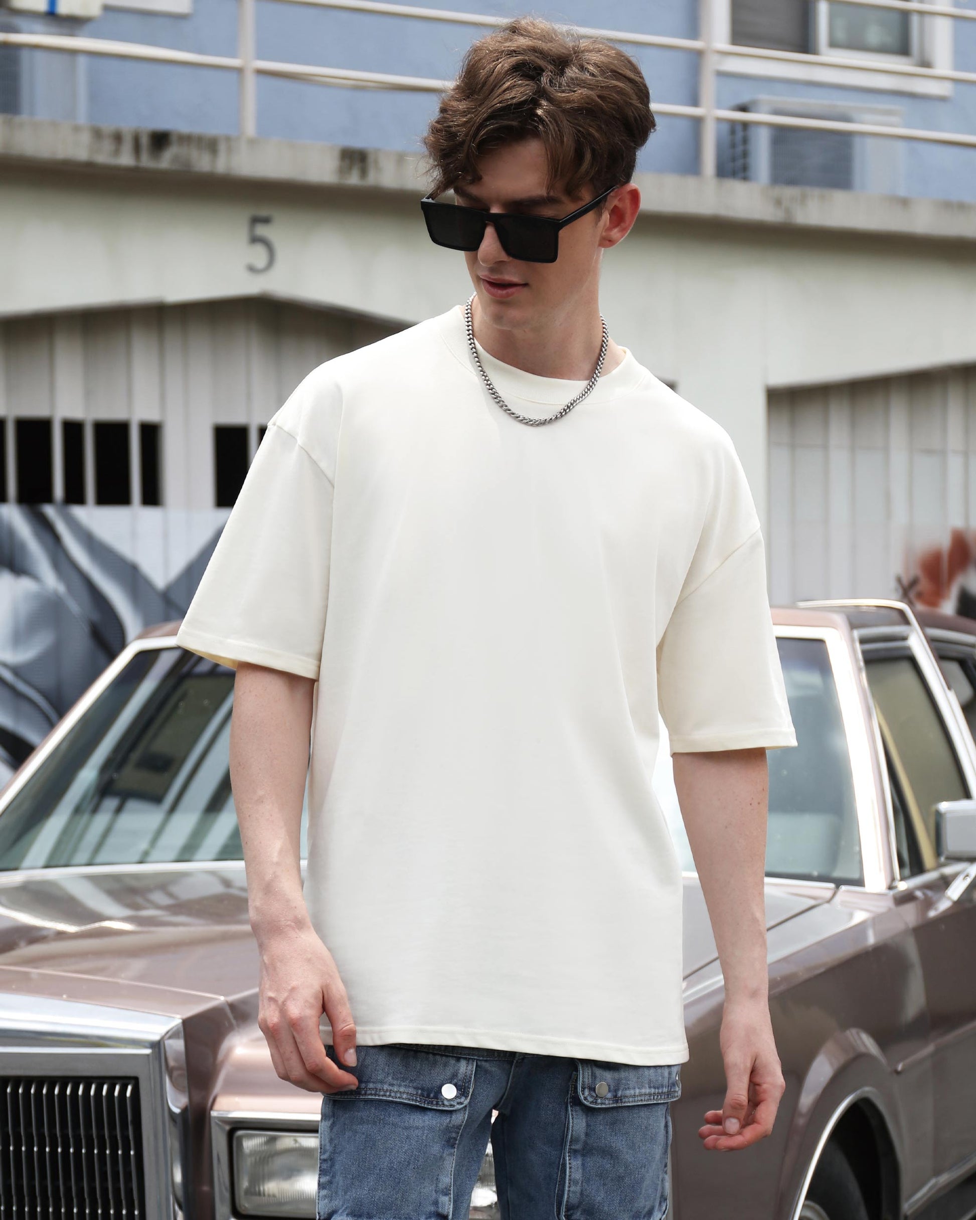 Logeqi essential solid t-shirt in beige, featuring an oversized fit and relaxed style for casual wear.