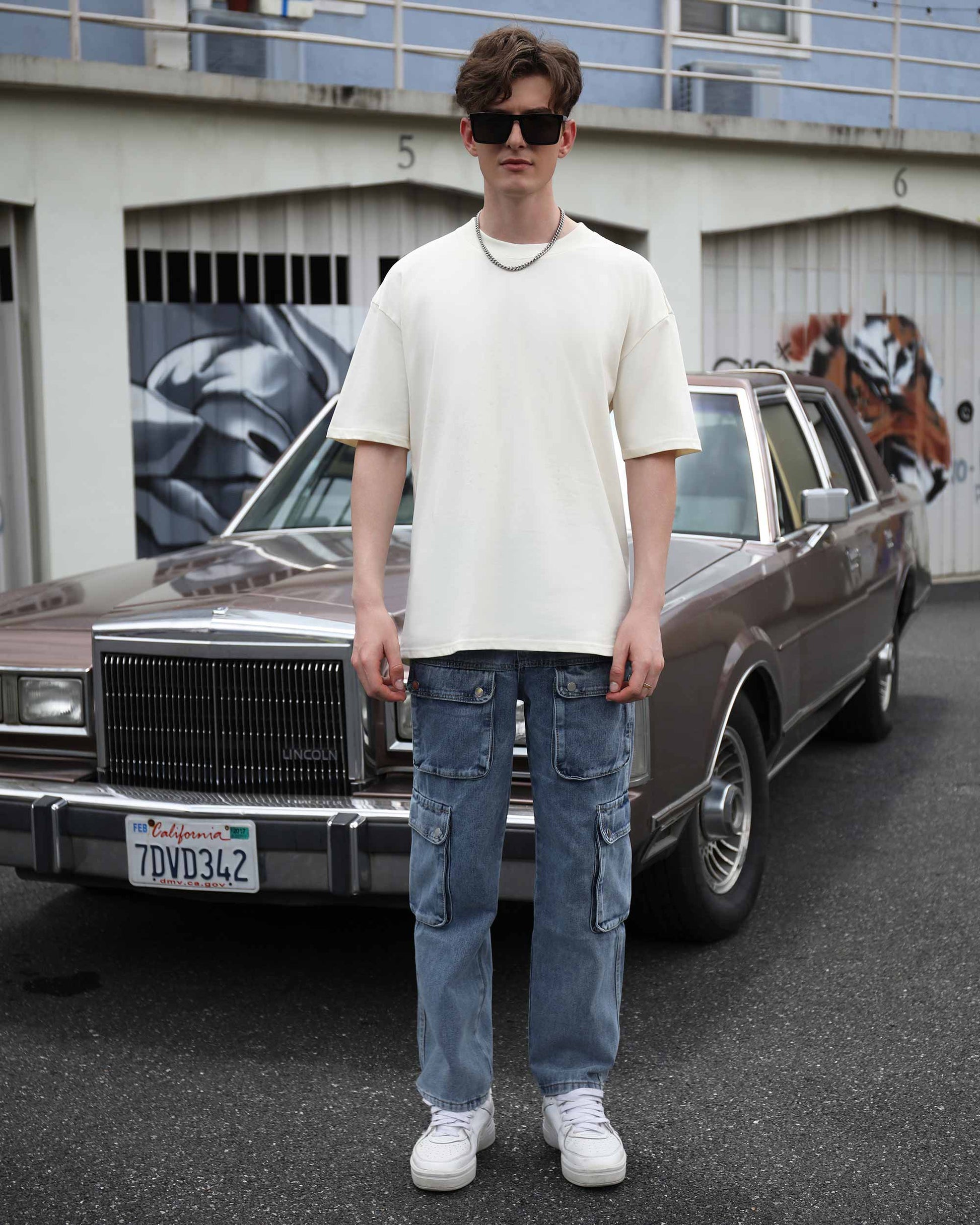 Logeqi Essential Solid T-Shirt in Cream with Relaxed Fit Worn with Cargo Jeans and Sneakers