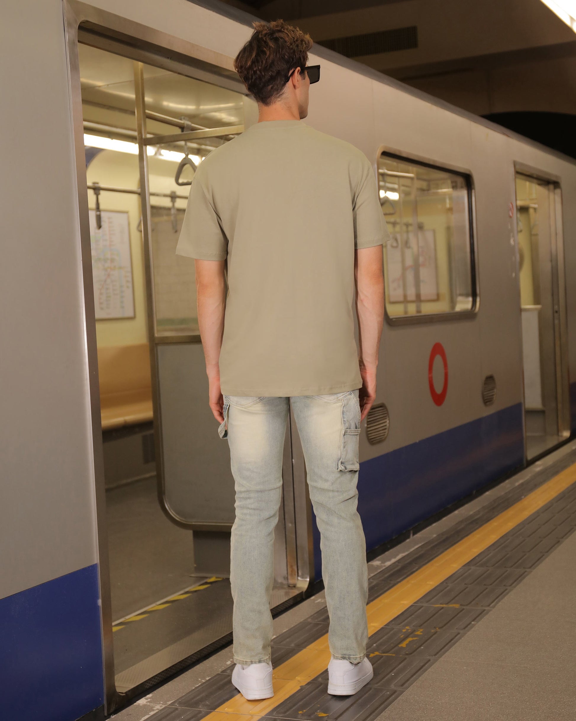 Logeqi essential solid tee in olive green, perfect for casual outings or layering with styles