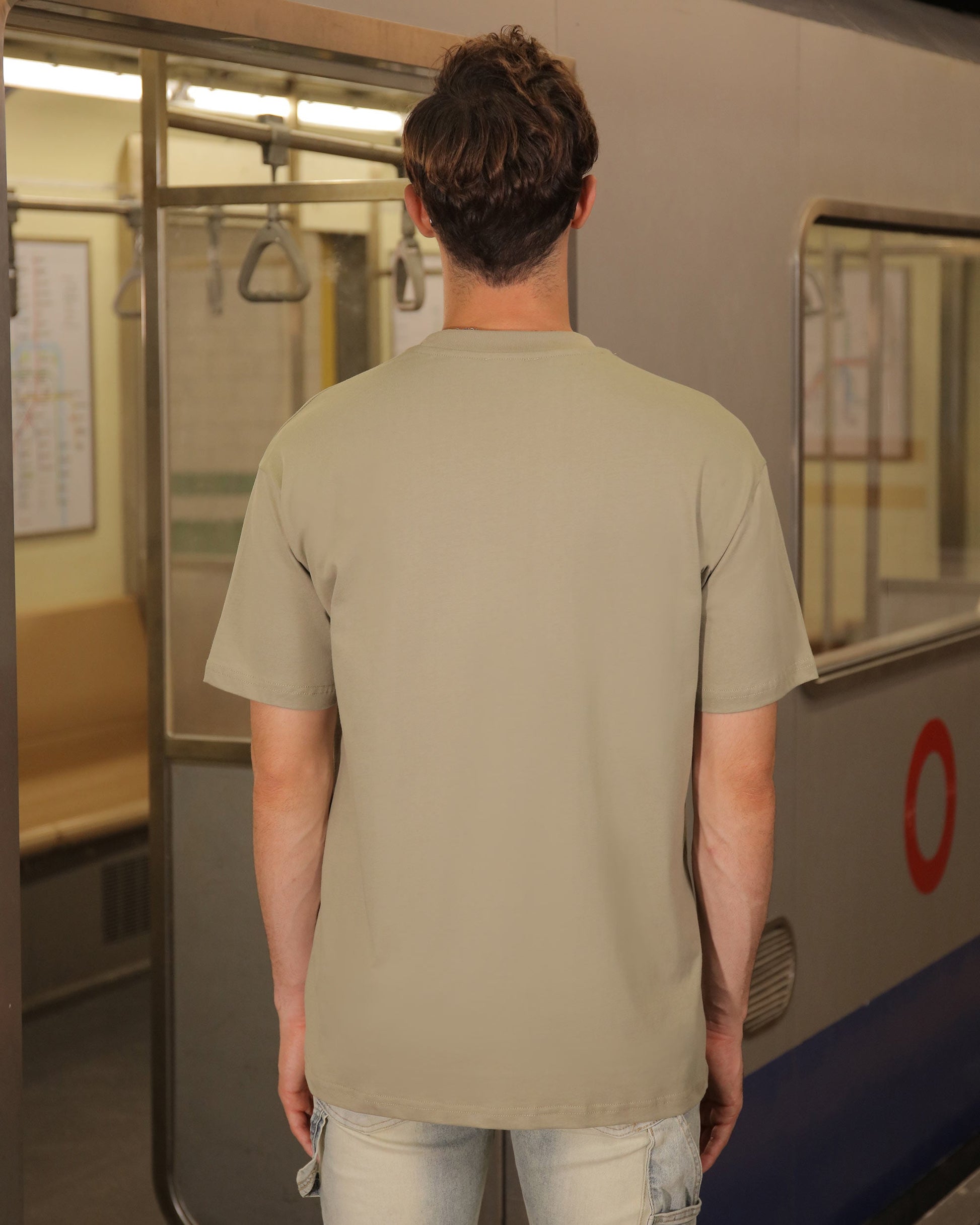 Logeqi essential solid tee in neutral color, perfect for casual everyday wear