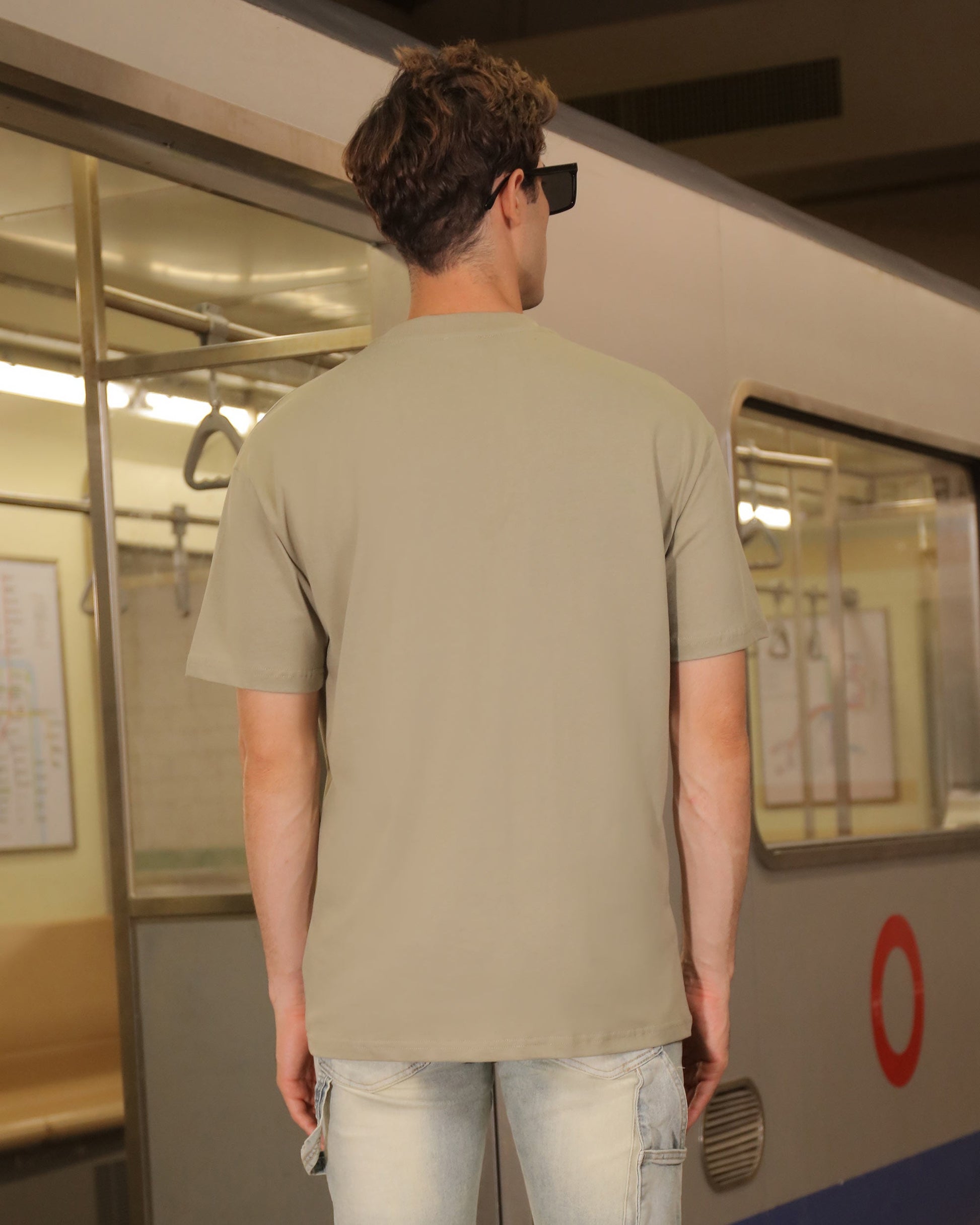 Logeqi essential solid tee in olive green, featuring a relaxed fit and soft fabric for comfortable wear
