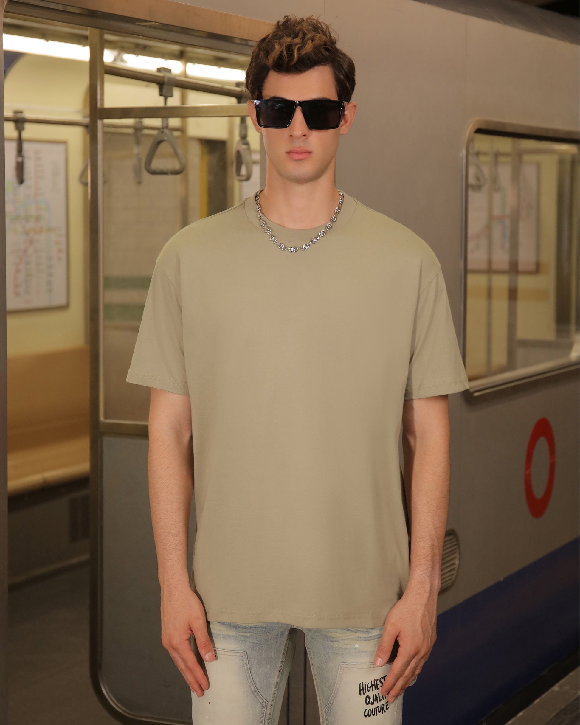 Logeqi essential solid tee in olive green, perfect for casual street style outfits