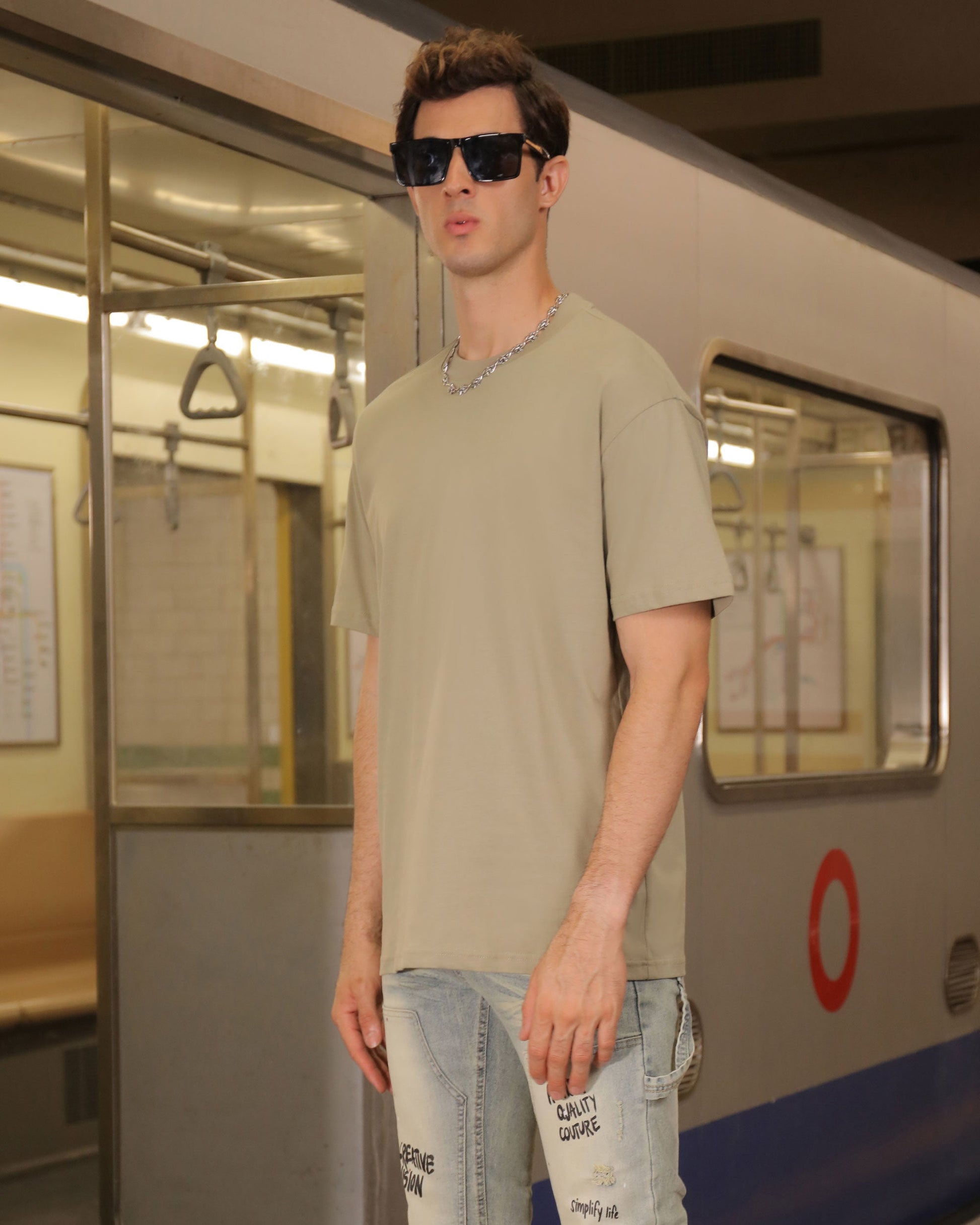 Logeqi essential solid tee in light green, perfect for a casual, stylish look