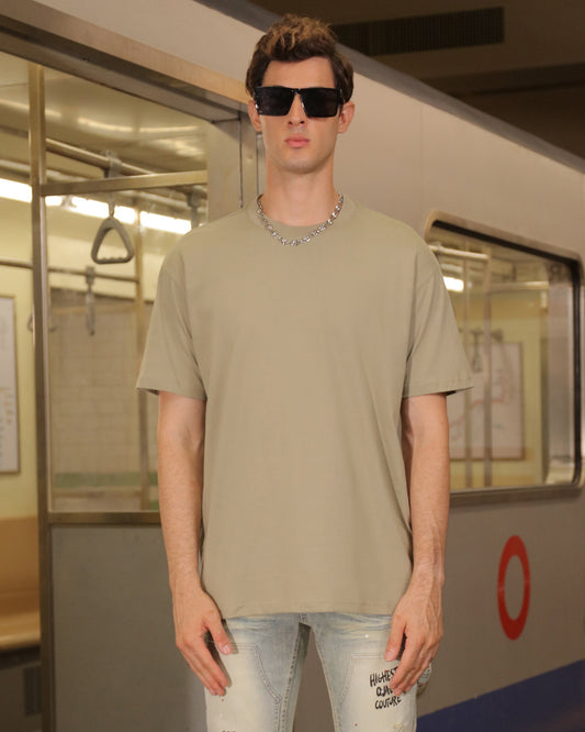 Logeqi Oversize T-Shirt in Olive Green, the essential solid tee for a casual and stylish look