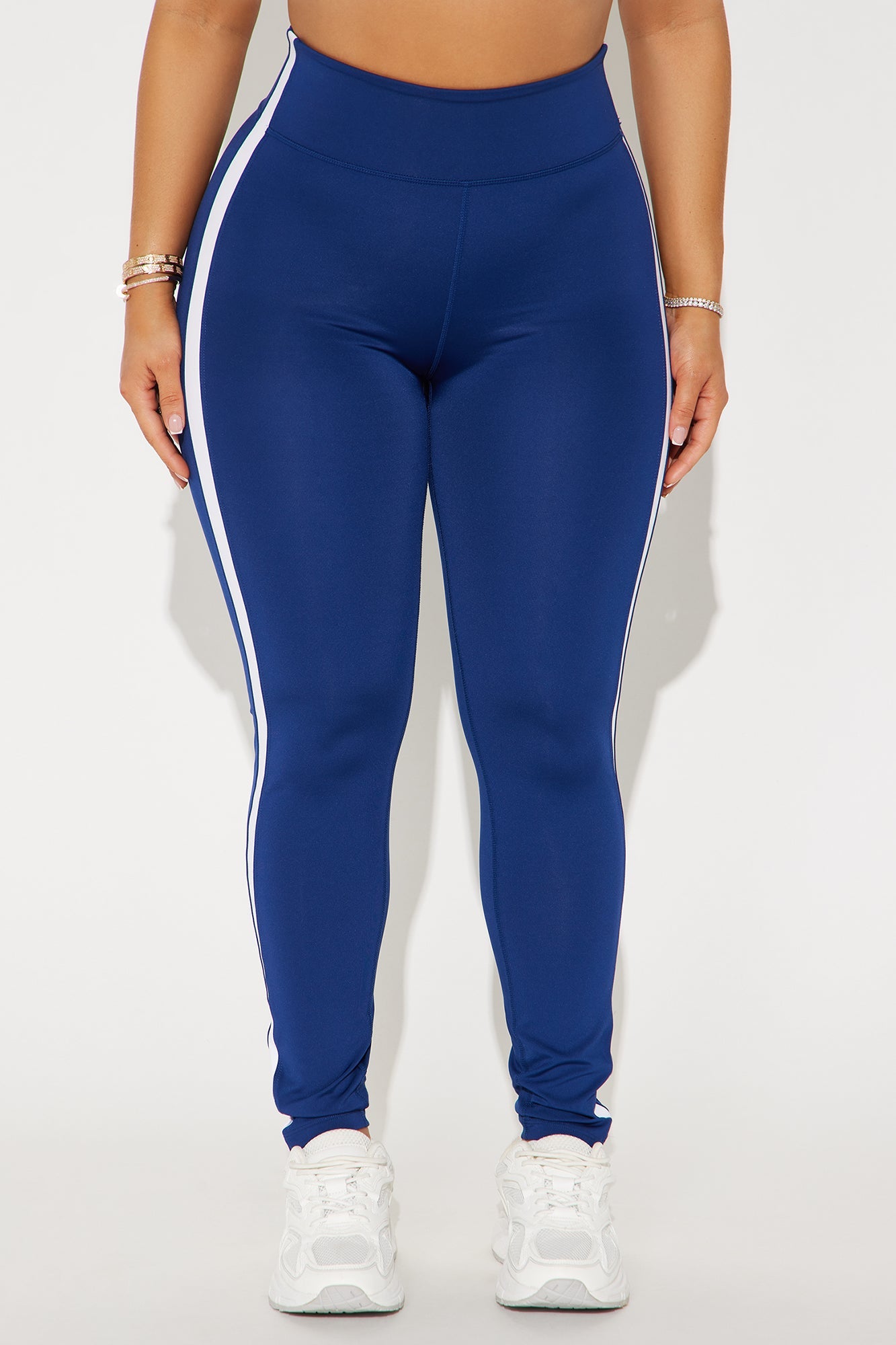 Midnight blue active leggings with side stripes for a stylish and comfortable workout look