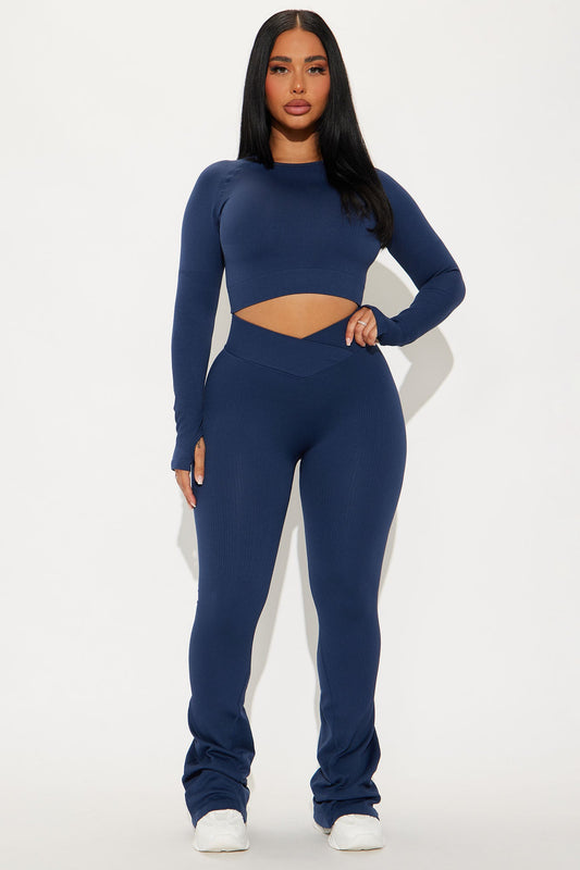 Fashion Nova navy active yoga pants for women paired with a matching long-sleeve crop top