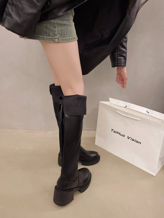 Wholesale7 pure color flat heel boots in black knee-high design worn with a mini skirt and leather jacket