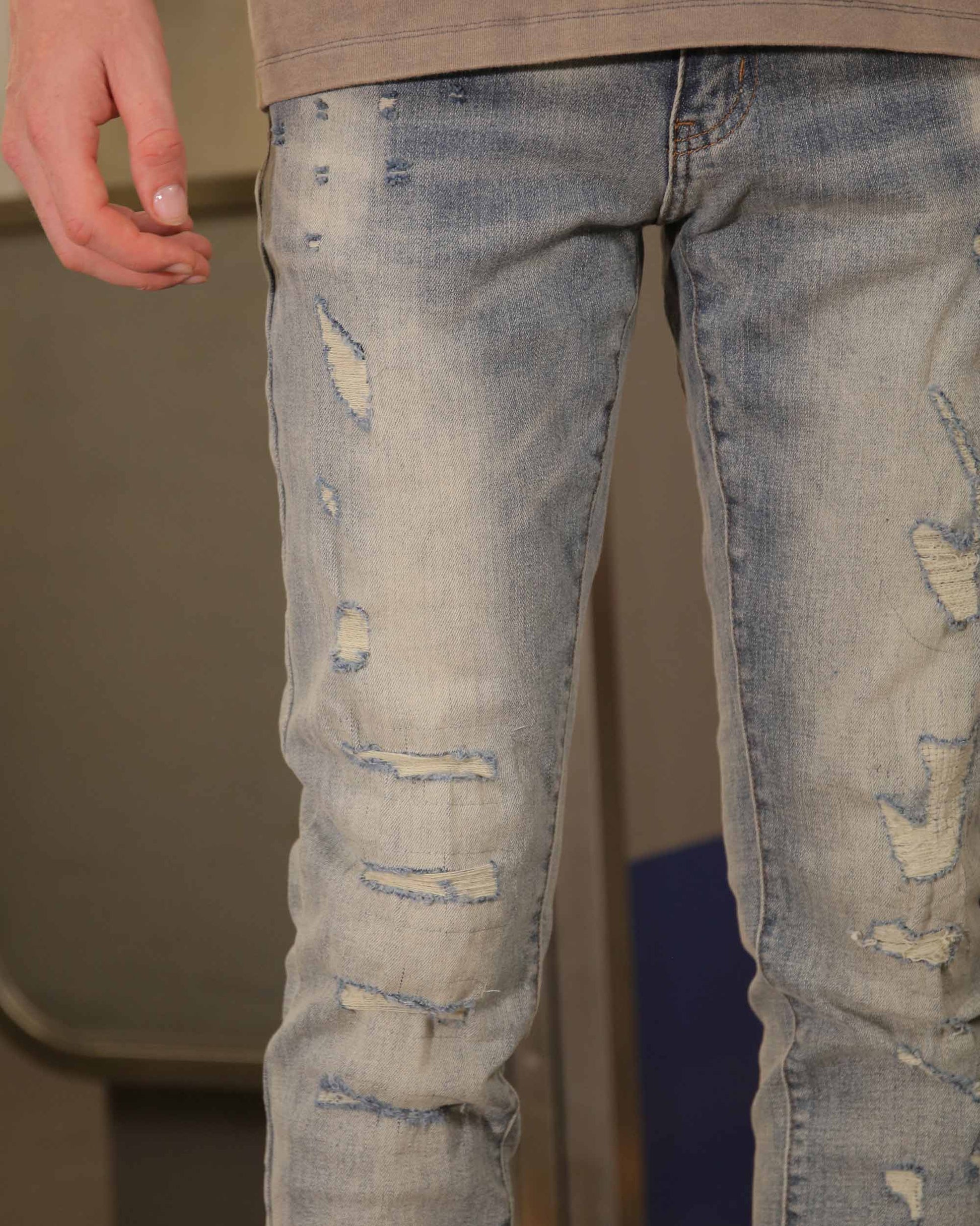 Logeqi slim fit ripped jeans in light blue with distressed detailing for a trendy look