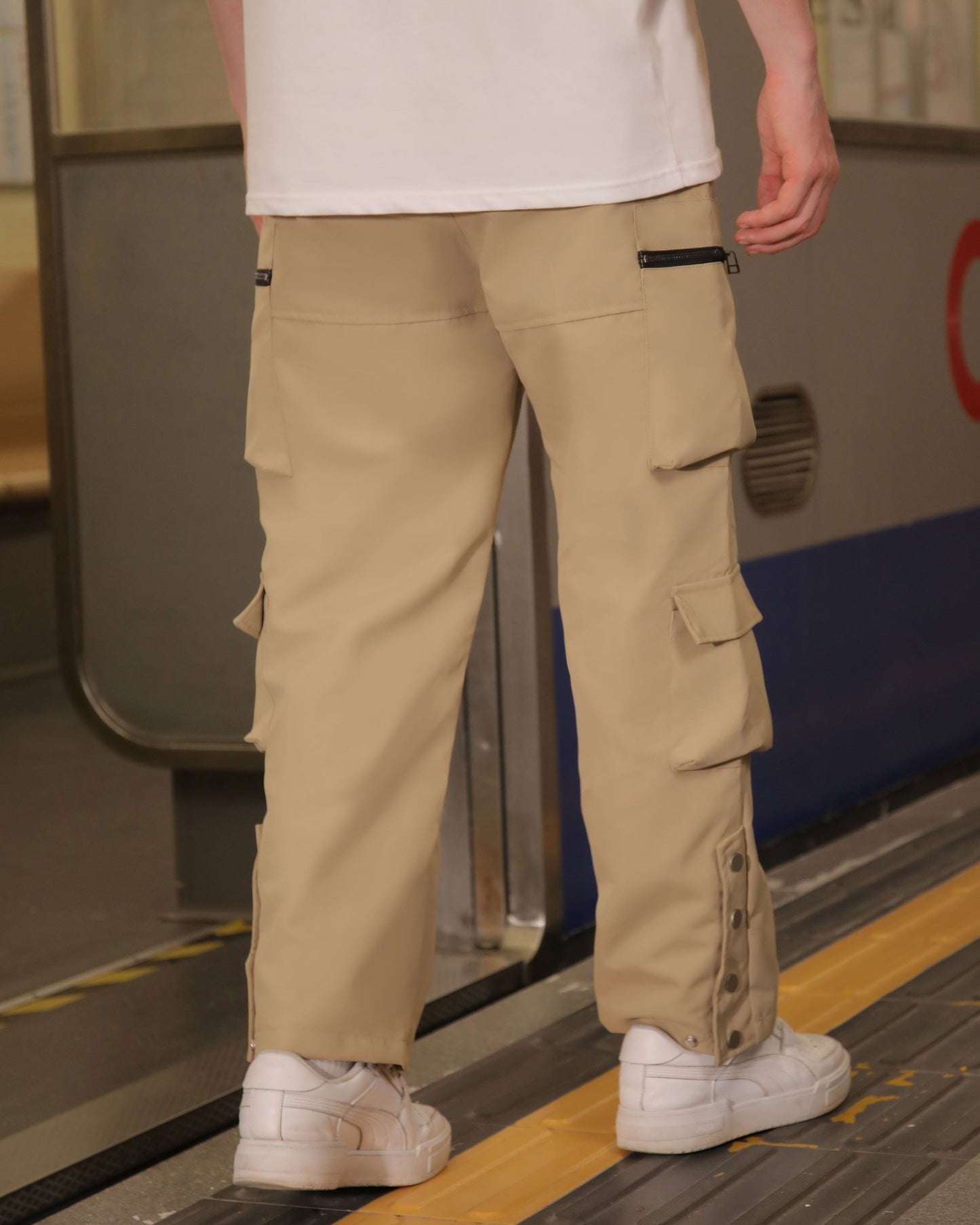 Men wearing Logeqi stylish cargo pants for men in beige with multiple pockets and white sneakers